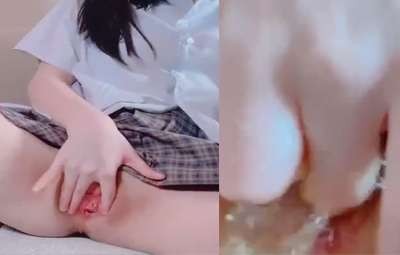 Em Học Sinh Trung Quốc Mặc Đồng Phục Móc Lồn Xịt Nước Đái